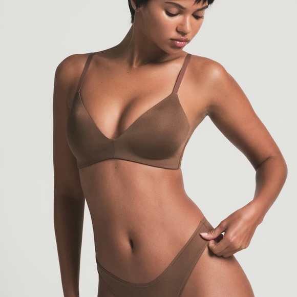 Skims Wireless Form Bra Size 34DD - Picture 2 of 4